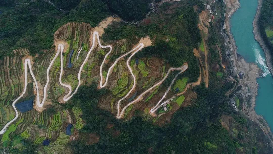美麗公路丨“車在江邊走，人在畫中游”的怒江大峽谷公路