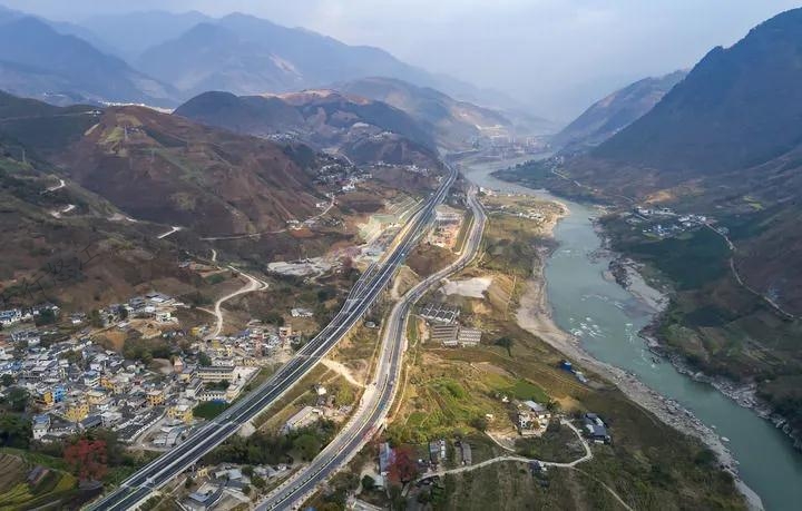 3月5日拍攝的保瀘高速、美麗公路南延線與怒江