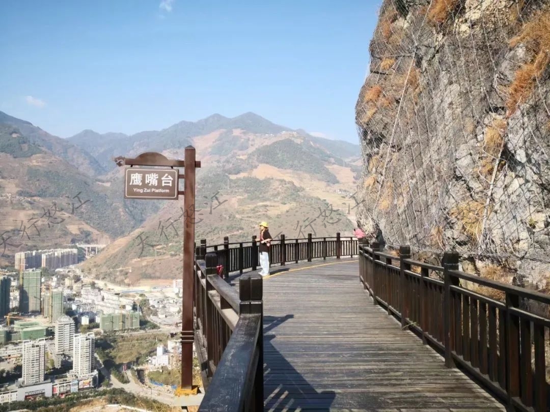 爬上云端棧道，可以鳥(niǎo)瞰六庫(kù)新城區(qū)全景，視線(xiàn)很開(kāi)闊。